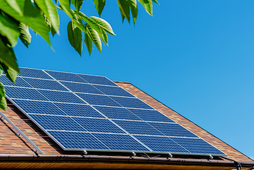 Villa-con-placas-solares-en-el-techo