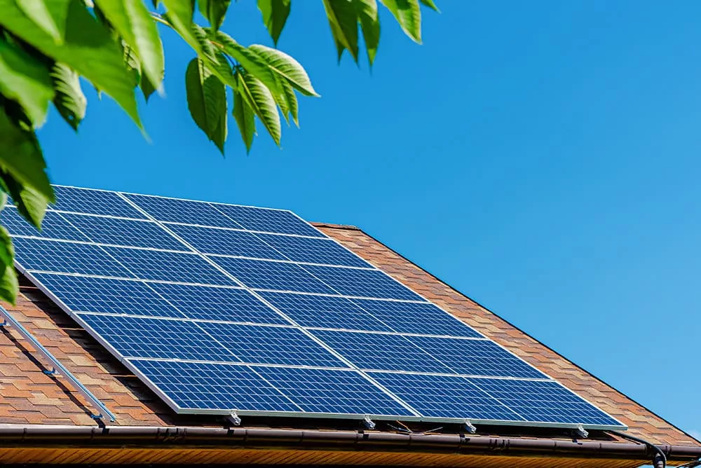 Villa-con-placas-solares-en-el-techo
